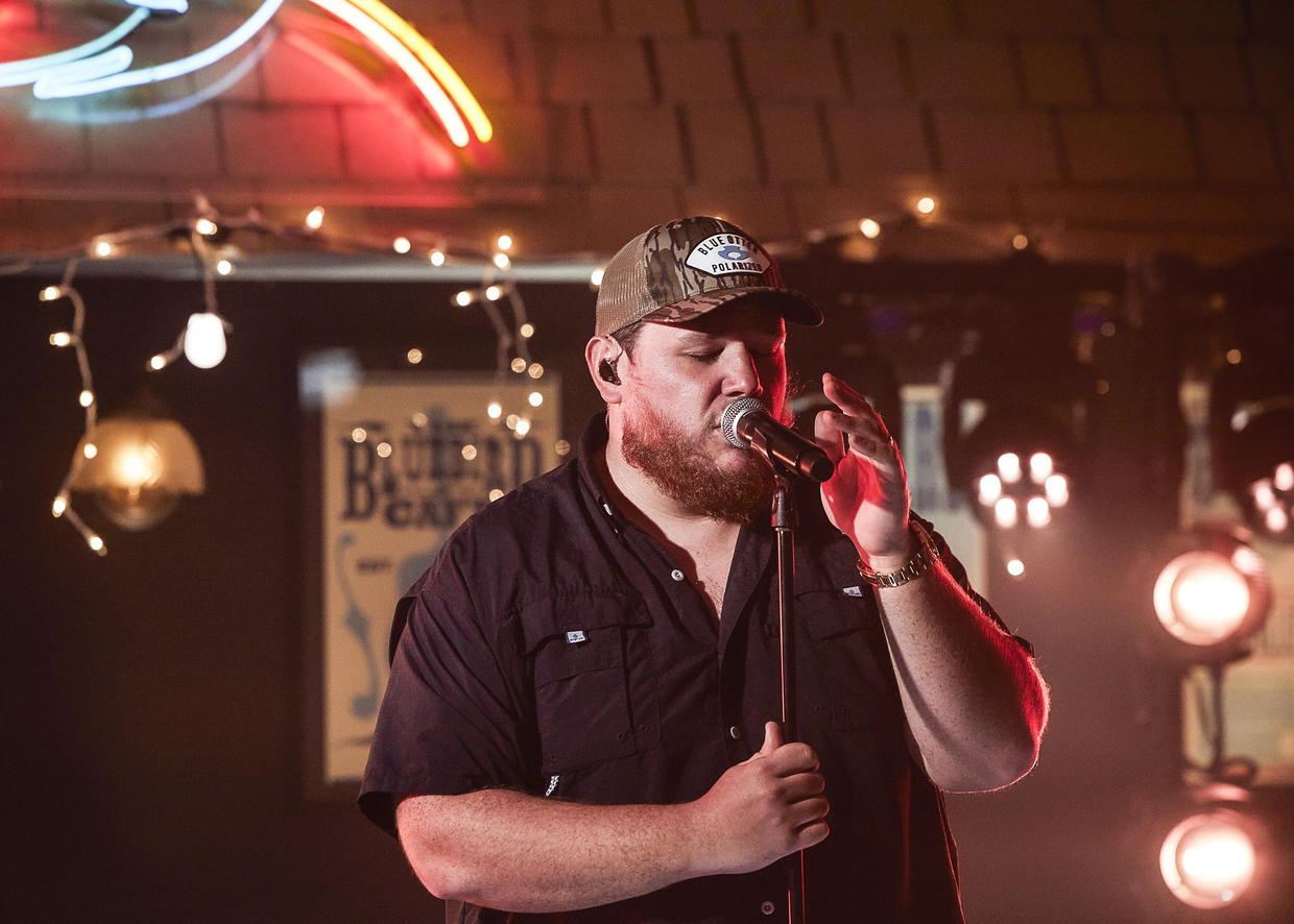 Luke Combs To Perform During Halftime At Dallas Cowboys Thanksgiving