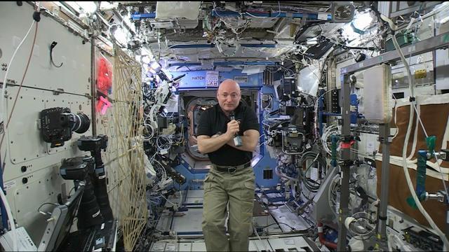 en-110315-axelrod-463160-640x360.jpg 