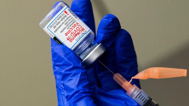 cbsn-fusion-us-coronavirus-vaccination-efforts-face-setbacks-as-cases-and-hospitalizations-rise-thumbnail-689242-640x360.jpg 
