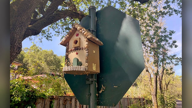 birdhouse-stopsign.jpg 