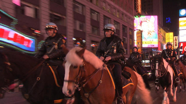 1125-ctm-nypdhorsepatrol-470545-640x360.jpg 