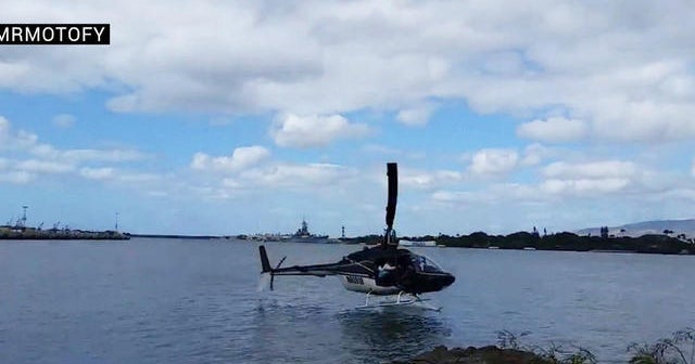 Helicopter crash-lands in water in Hawaii - CBS News