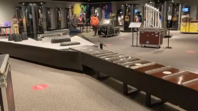 largestplayableguitar.jpg 