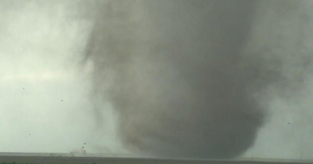 Storm chaser describes close encounter with Kansas tornado - CBS News