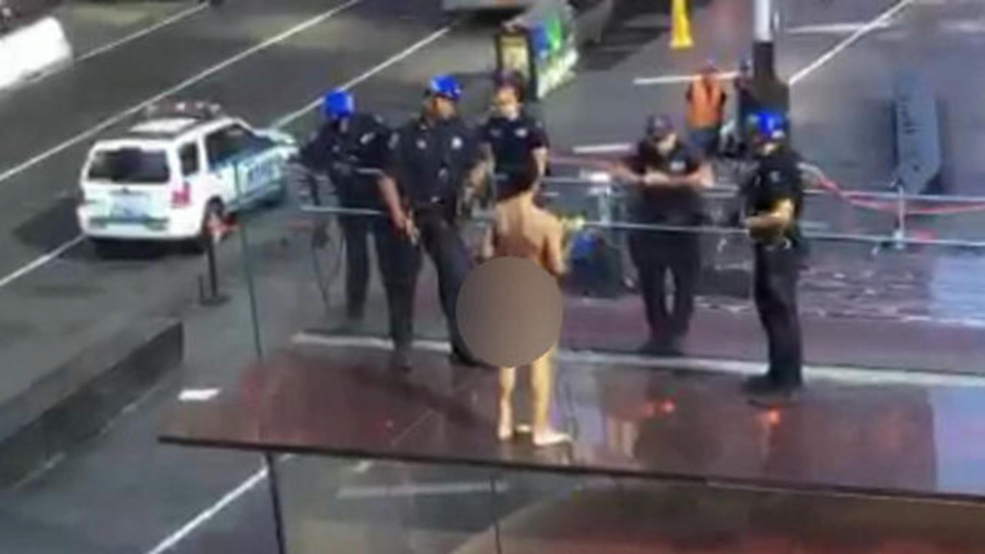 Naked man in standoff with police in Times Square - CBS News