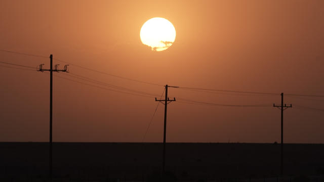 cbsn-fusion-study-examines-risks-of-blackouts-heat-waves-thumbnail-714051-640x360.jpg 