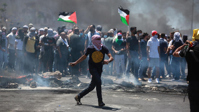 Palestinians in West Bank protest Israeli attacks 