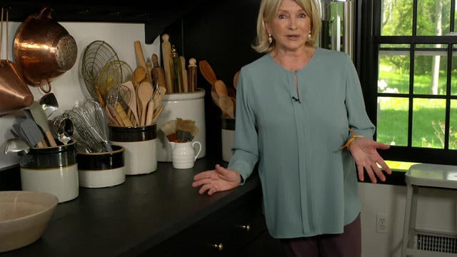 martha-stewart-in-kitchen-1280.jpg 