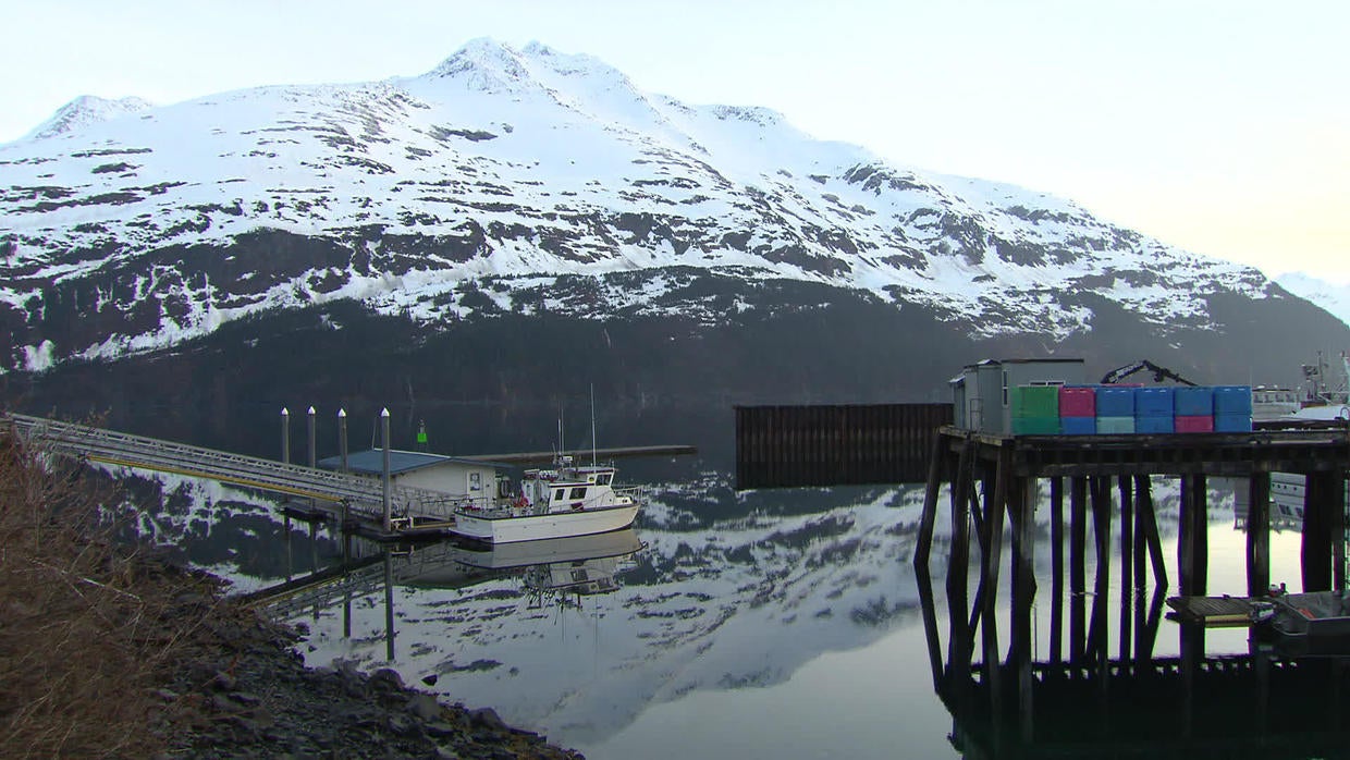 An Alaska Town Living Under One Roof - CBS News