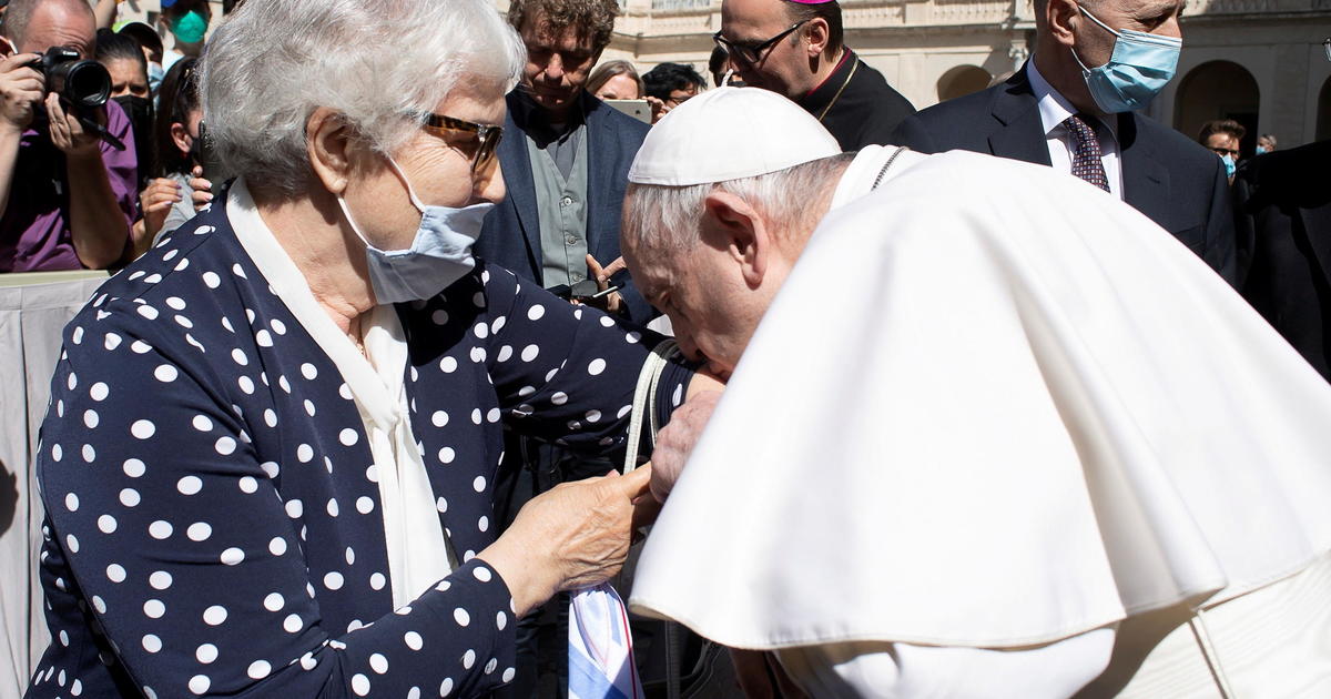 Pope Francis kisses Auschwitz death camp tattoo on a survivor's arm ...