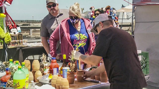 wharf-vendors.jpg 