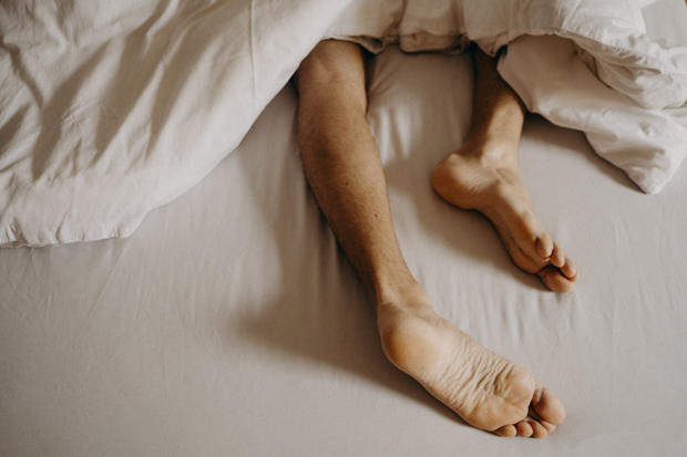 sleep Man´s feet resting in bed 