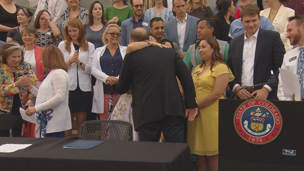 POLIS SIGNS BILLS 12VO .transfer_frame_1009 