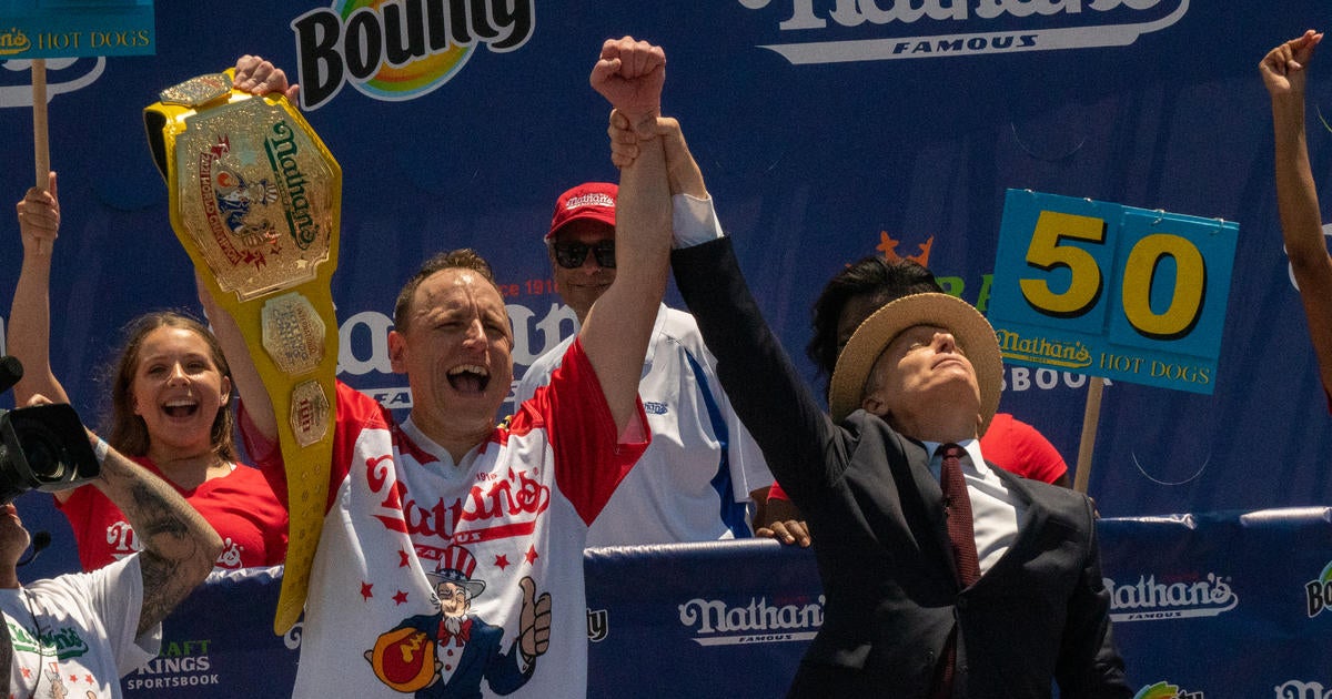 Joey Chestnut Sets Men's Record At 2021 Nathan's Famous Hot Dog Eating ...