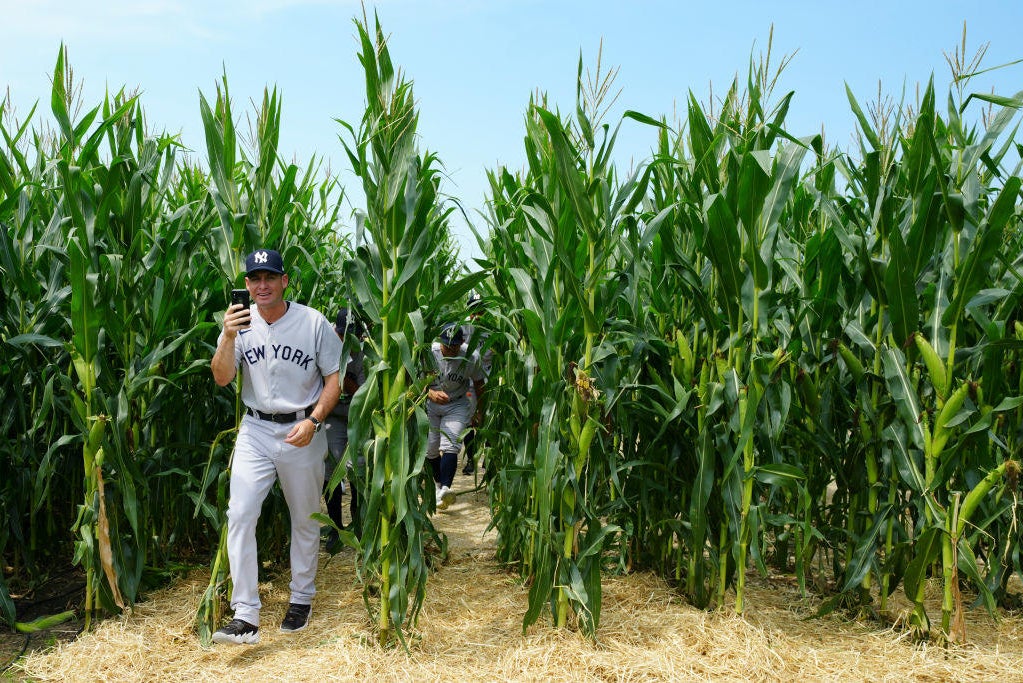 Iowa's first MLB game played next to the "Field of Dreams" CBS News