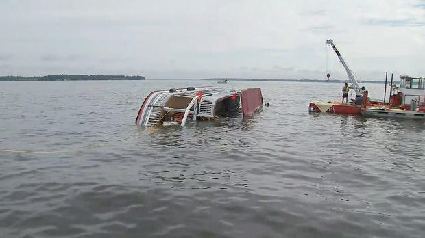 Party boat capsizes on Lake Conroe in Texas 