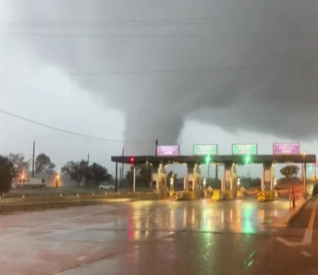 Tornado seen in Burlington, New Jersey 