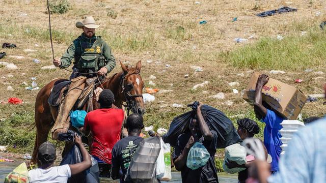 Border-Patrol-on-horseback-in-Del-Rio-1.jpg 