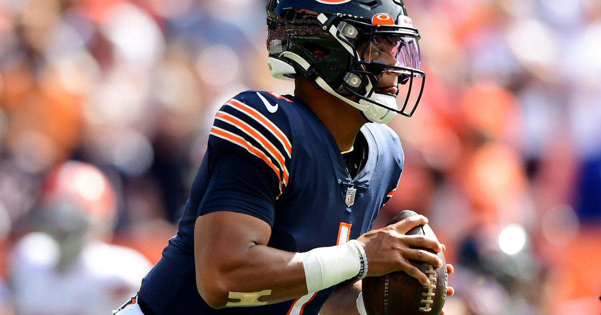 Chicago Bears QB Justin Fields begins big season with lackluster  performance in loss to Green Bay