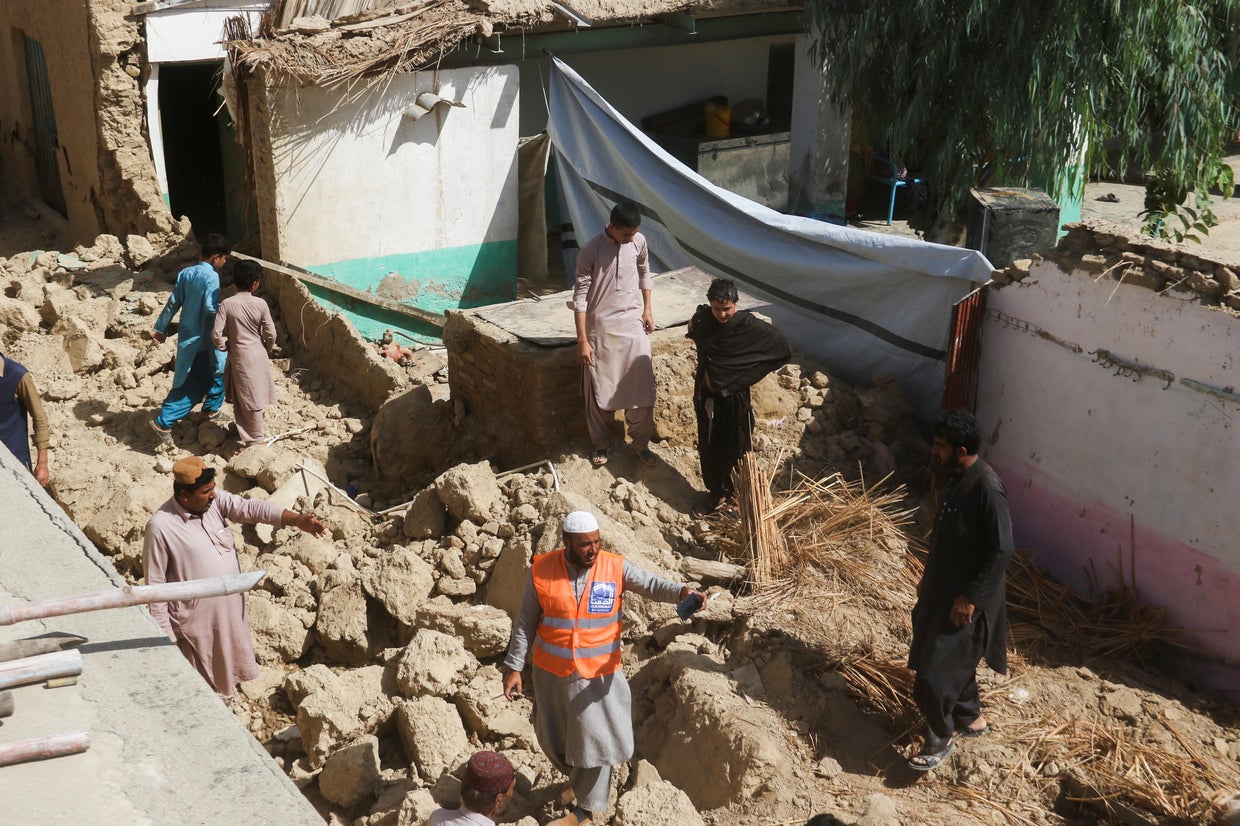 Deadly earthquake topples homes and collapses mines in Pakistan - CBS News