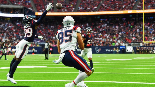 Mac Jones' perfect touchdown pass to Hunter Henry 