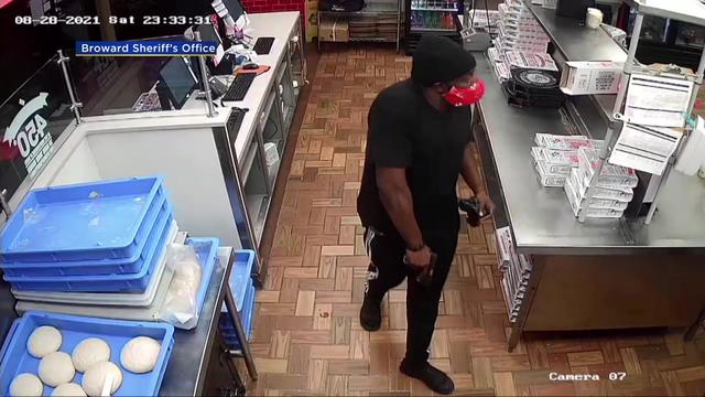 PIZZA-EMPLOYEES-ROBBED-AT-GUNPOINT-IN-DEERFIELD-BEACH.jpg 