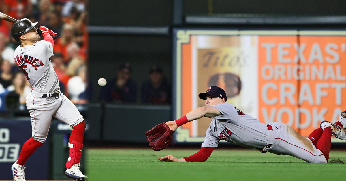 WATCH: Kiké Hernandez makes incredible diving catch in World