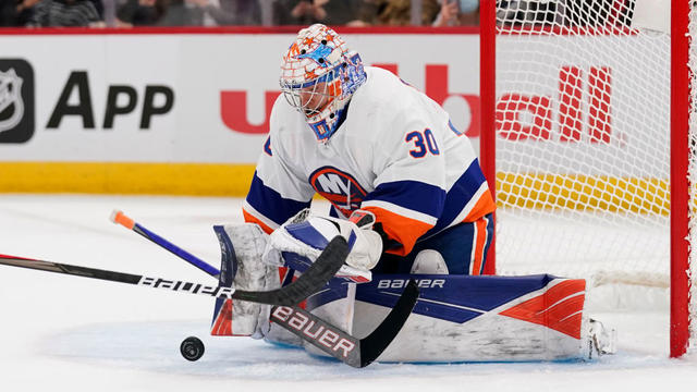 Semyon Varlamov, Islanders blank Blackhawks