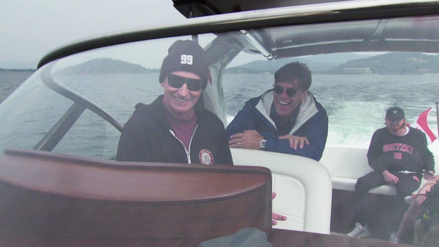 wayne-gretzky-with-lee-cowan-boating.jpg