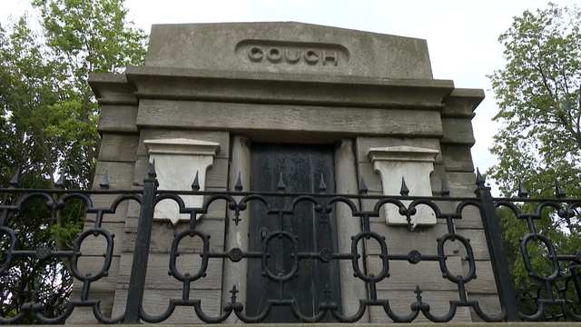 CouchMausoleum1.png 