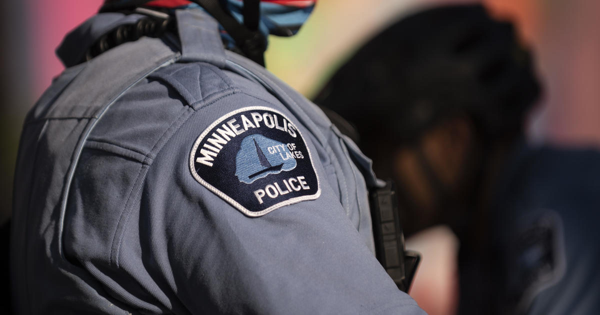 МИНЕАПОЛИС — Близо дузина полицаи в Минеаполис бяха отстранени уволнени или