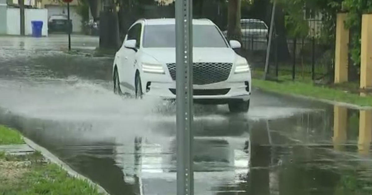 JUST IN: Sawgrass Mills Mall closed due to flooding; cars submerged in lot