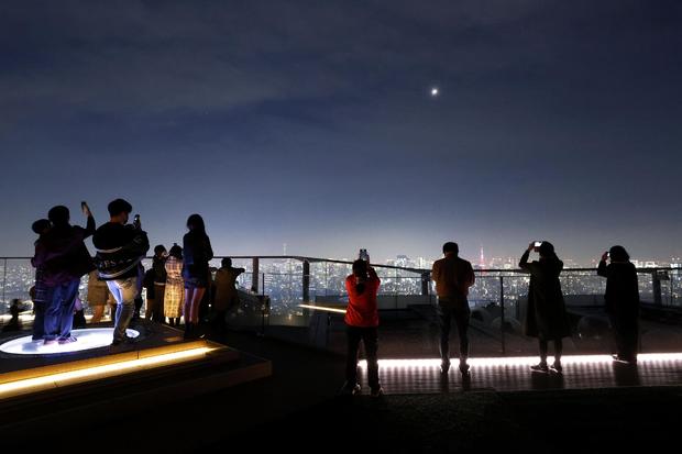 Tokyoites Gather to Watch Lunar Eclipse 