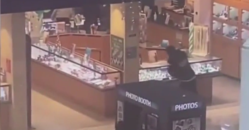 3 Teenagers Arrested In Smash-and-Grab Robbery At Fairfield Jewelry ...