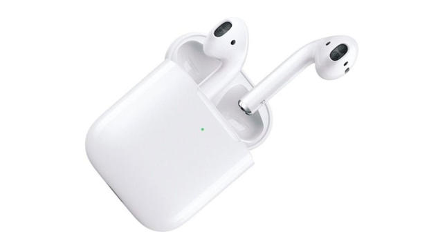 Apple AirPods with wireless charging case 