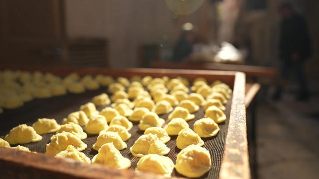 orecchiette-drying-in-sun-1920-840548-640x360.jpg 