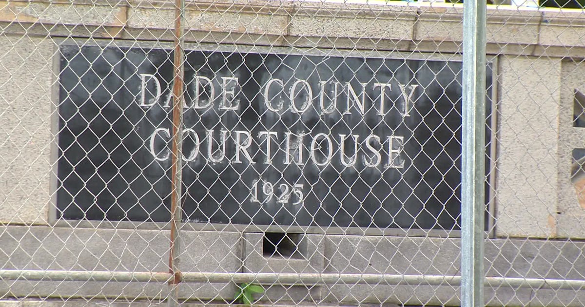 Dozens of people facing eviction rally in Miami-Dade for right to legal counsel