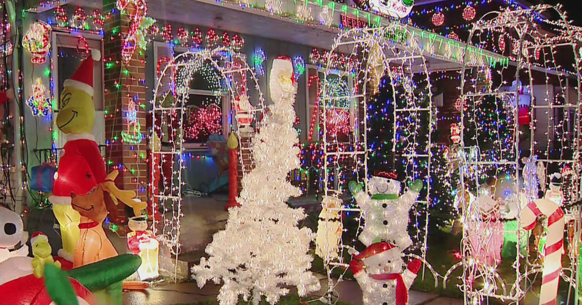 Ambridge Couple Spread Christmas Cheer With Light Display Including