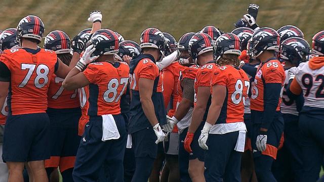 Broncos honor Demaryius Thomas with 10 man huddle vs. Detroit 