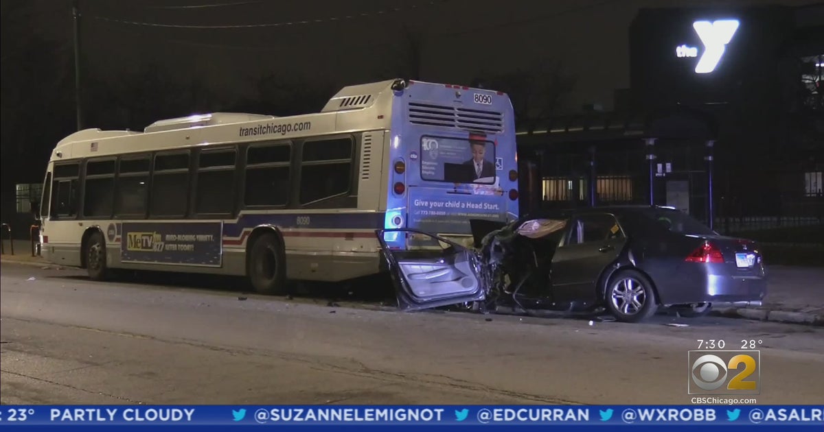 Woman Dead After Crashing Into CTA Bus In Woodlawn - CBS Chicago
