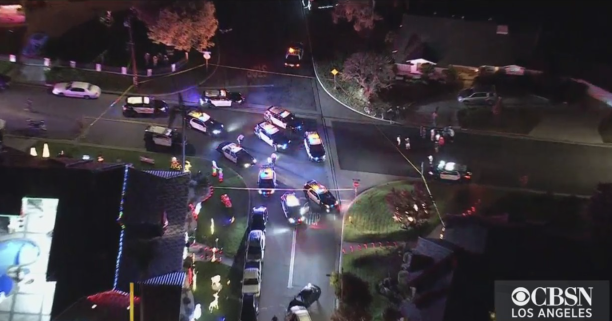 Sheriffs Deputies Shoot Pursuit Suspect Outside Downey Home Cbs Los