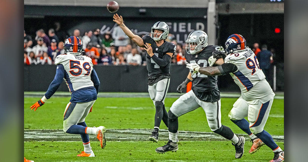 Raiders cling to playoff hopes with 17-13 win over Denver