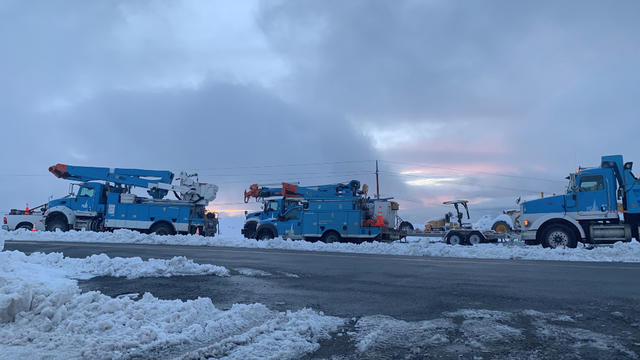 PGE-maintenance-trucks-in-snow.jpg 