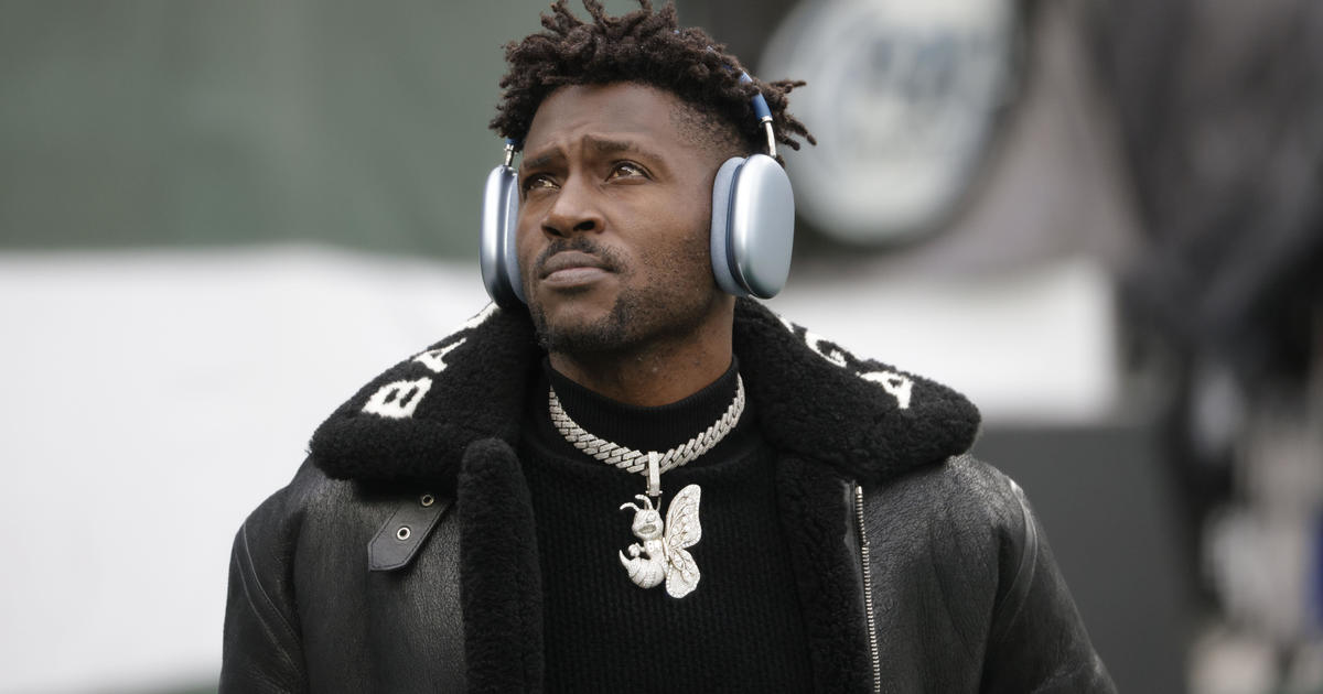 Antonio Brown video: Bucs WR released after stripping off jersey, pads and  leaving Week 17 game vs. Jets - DraftKings Network