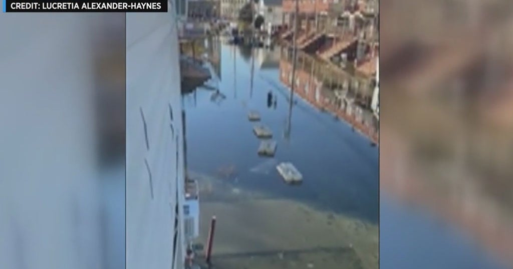 High Tide Floods Queens Street For Second Day CBS New York
