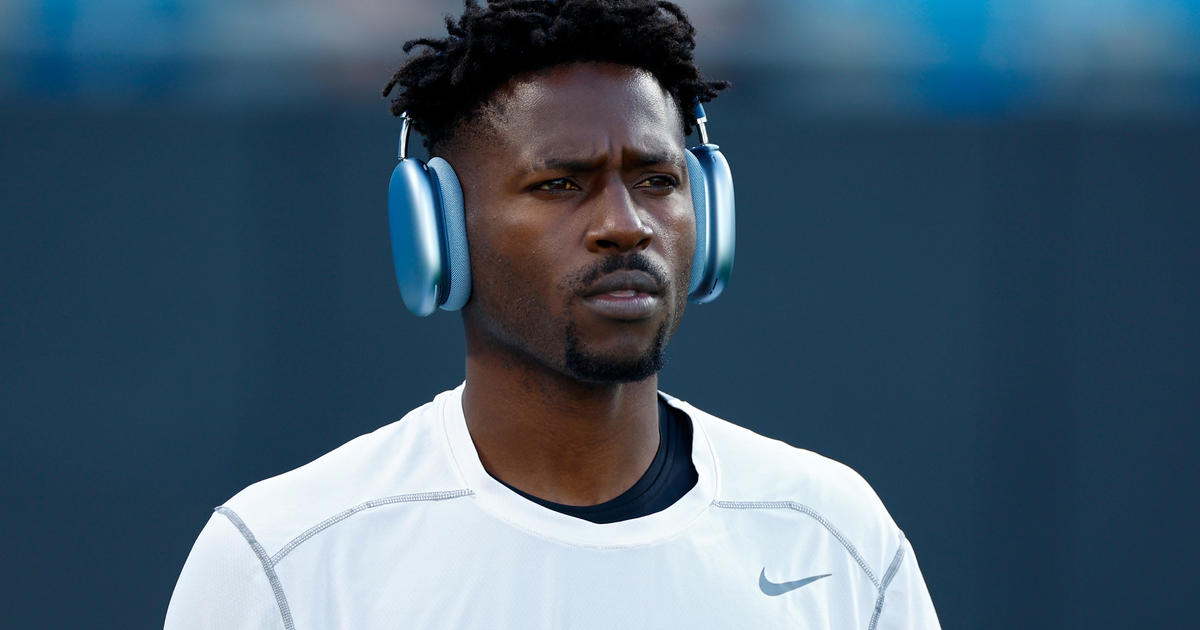 Coach says Antonio Brown no longer on the Tampa Bay Buccaneers after  leaving the field mid-game - CBS News