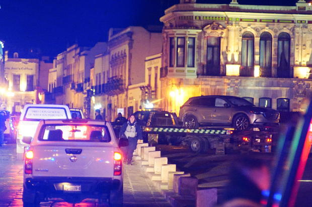 Unknown assailants leave a vehicle with bodies in front of the Government Palace in Zacatecas 