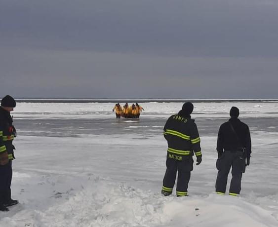 27 rescued from ice chunk floating off Green Bay CBS News