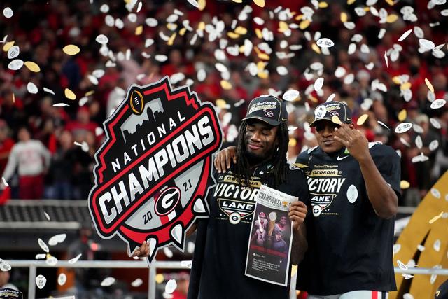 Georgia Bulldogs win first college football national title since 1980, beat  defending champs Alabama 33-18 - CBS News