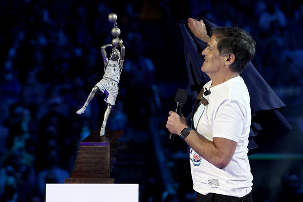 Mark Cuban and Dirk Nowitzki replica statue 